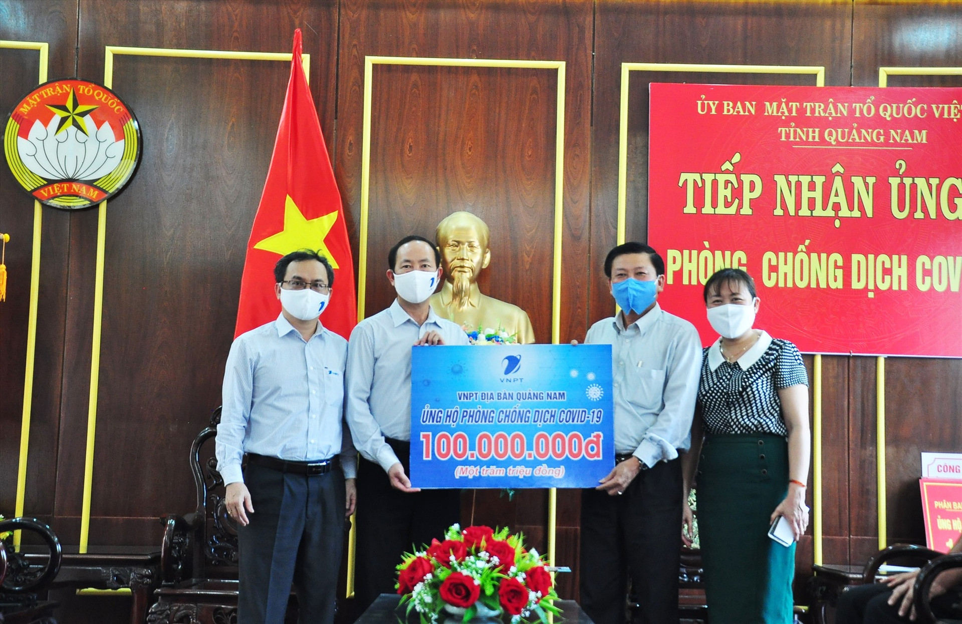 VNPT Quảng Nam ủng hộ 100 triệu đồng phòng chống dịch Covid-19. Ảnh: VINH ANH