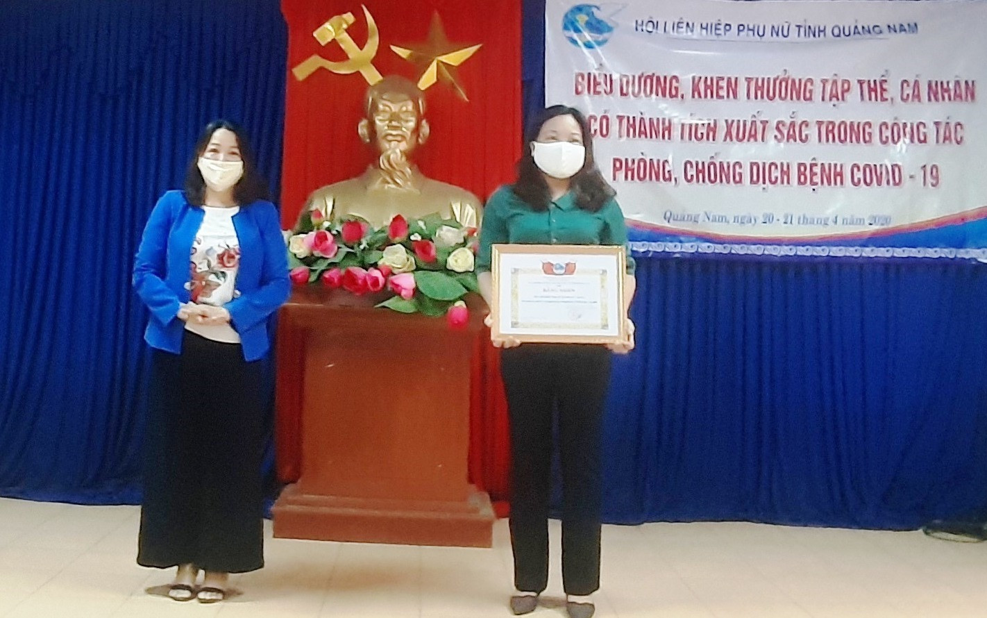 Lãnh đạo Hội LHPN tỉnh trao tặng bằng khen cho Hội LHPN huyện Duy Xuyên. Ảnh: H.N