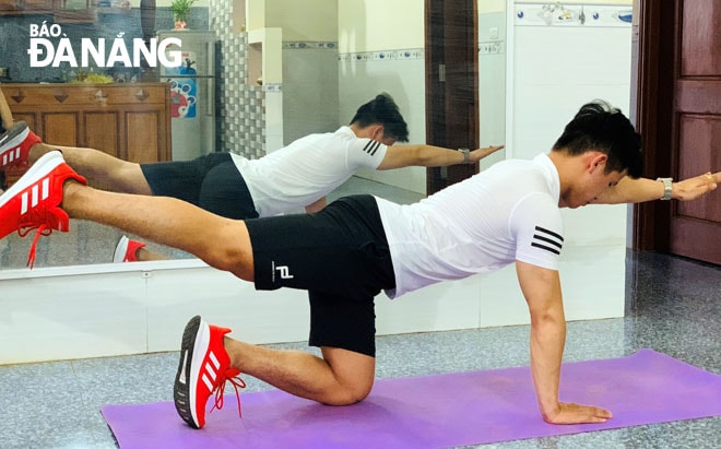 HLV Nguyễn Sơn Tùng vẫn duy trì việc luyện tập tại nhà và hướng dẫn học viên tập qua mạng. Ảnh: HUỲNH LÊ