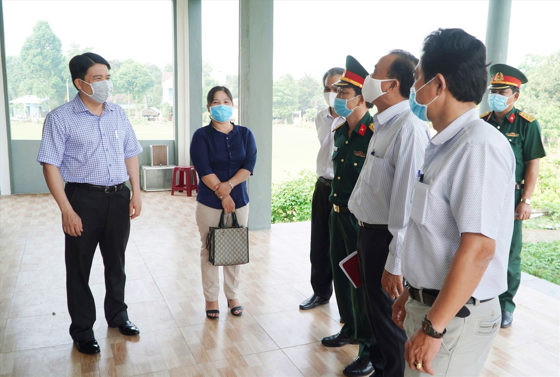 Đoàn công tác của tỉnh kiểm tra khu cách ly tập trung tại trụ sở UBND xã Quế Phước (cũ) ở huyện Nông Sơn. Ảnh: PHAN VINH Quyết liệt và đồng bộ