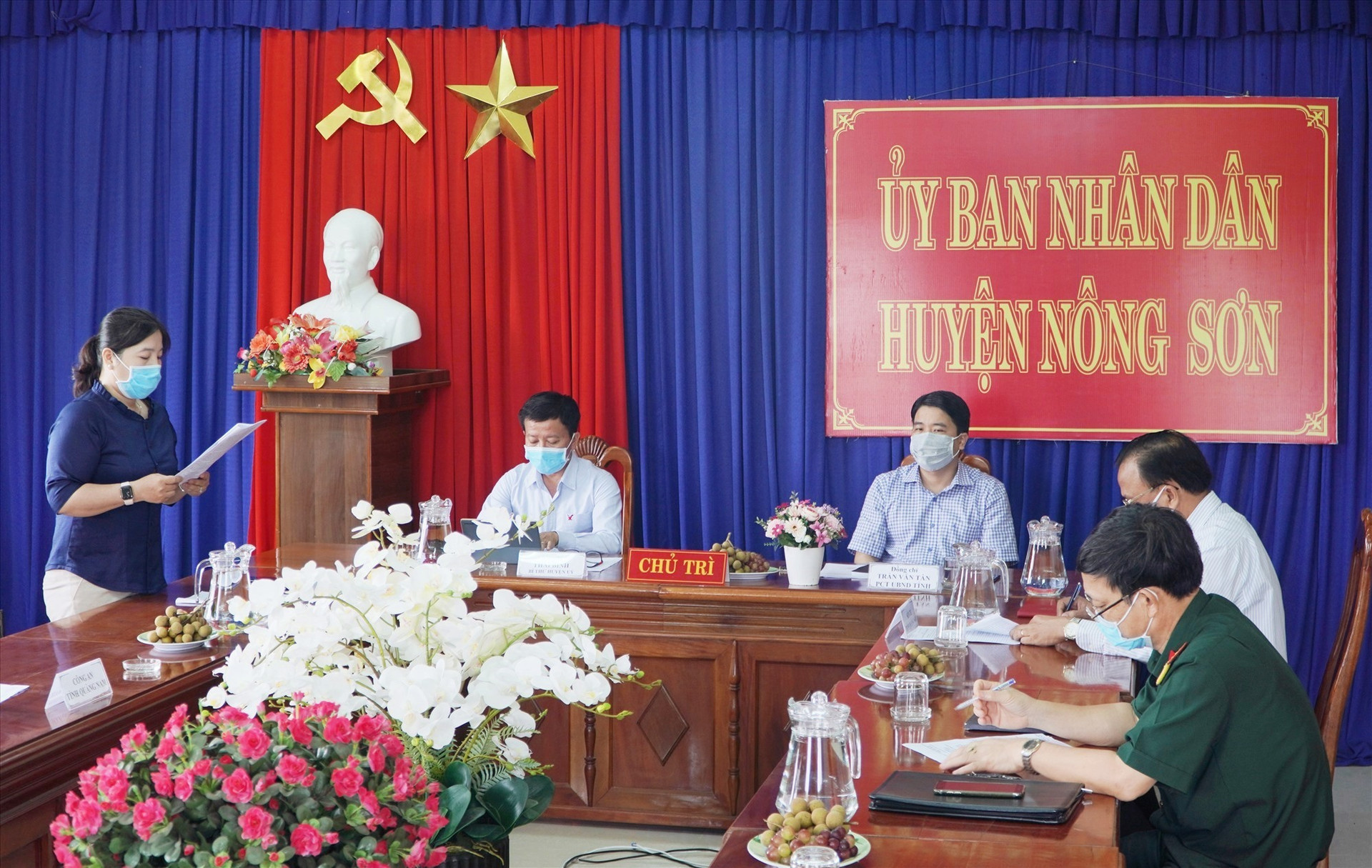 Phó Chủ tịch UBND tỉnh Trần Văn Tân phát biểu chỉ đạo công tác phòng, chống dịch tại buổi làm việc với lãnh đạo huyện Nông Sơn. Ảnh: PHAN VINH