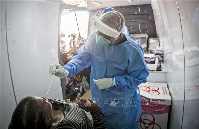 Nhân viên y tế lấy mẫu xét nghiệm COVID-19 tại Johannesburg, Nam Phi ngày 21/4/2020. Ảnh: THX/TTXVN