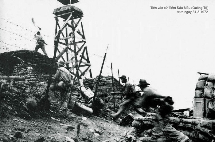 Quân Giải phóng tiến vào cứ điểm Đầu Mầu, tỉnh Quảng Trị trưa 31.3.1972.