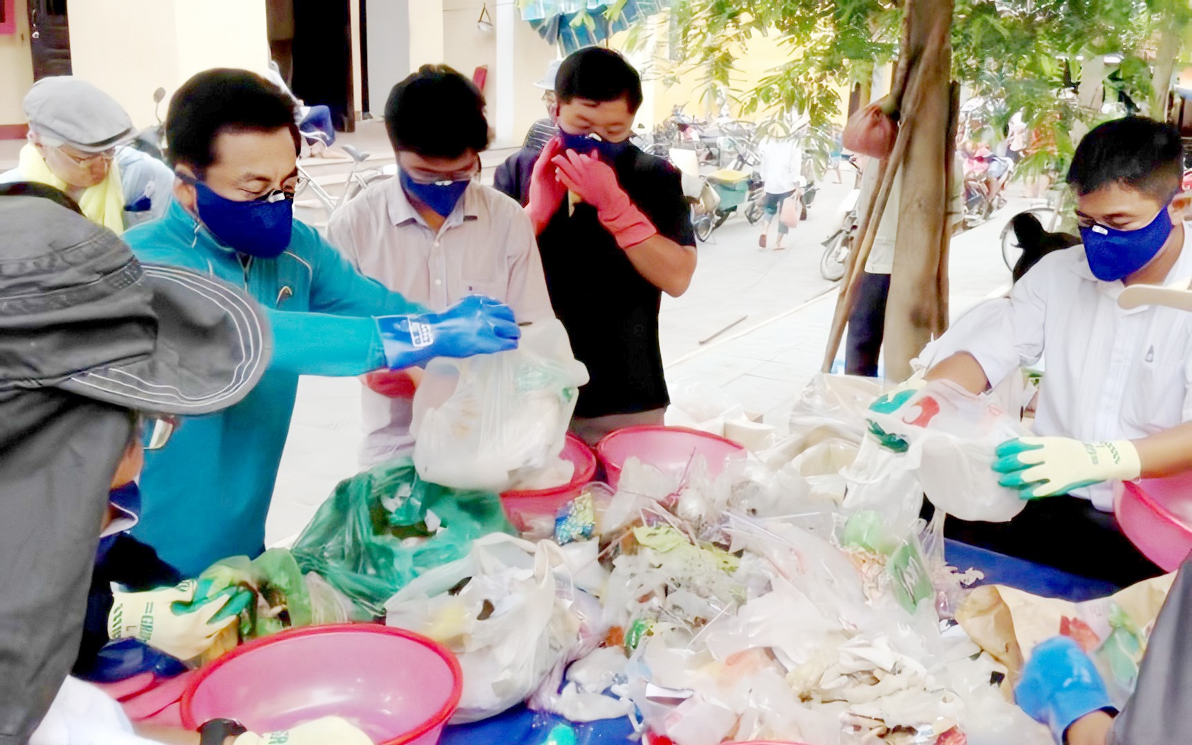 Hoạt động phân loại rác tại Chợ Hội An. Ảnh: VINH HẢI