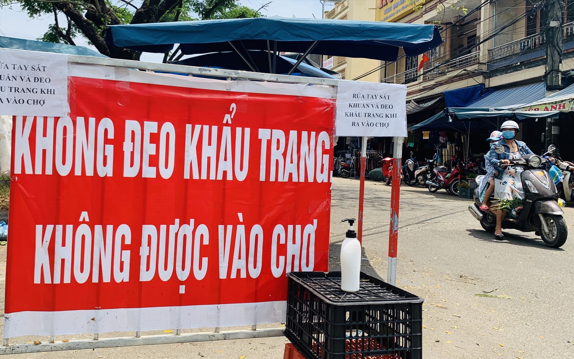 Ban quản lý chợ Tam Kỳ vẫn bố trí dung dịch sát khuẩn và khuyến cáo người dân đeo khẩu trang.