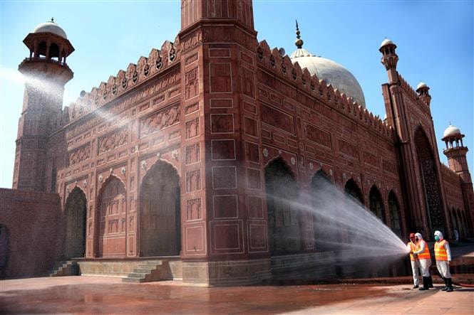  Nhân viên đô thị phun khử trùng tại một nhà thờ Hồi giáo trước tháng lễ Ramadan nhằm ngăn dịch COVID-19 lây lan ở Lahore, Pakistan ngày 22/4/2020. Ảnh: THX/TTXVN