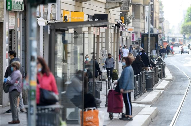  Người dân đeo khẩu trang phòng lây nhiễm COVID-19 tại Milan, Italy ngày 18/4/2020. Ảnh: THX/ TTXVN