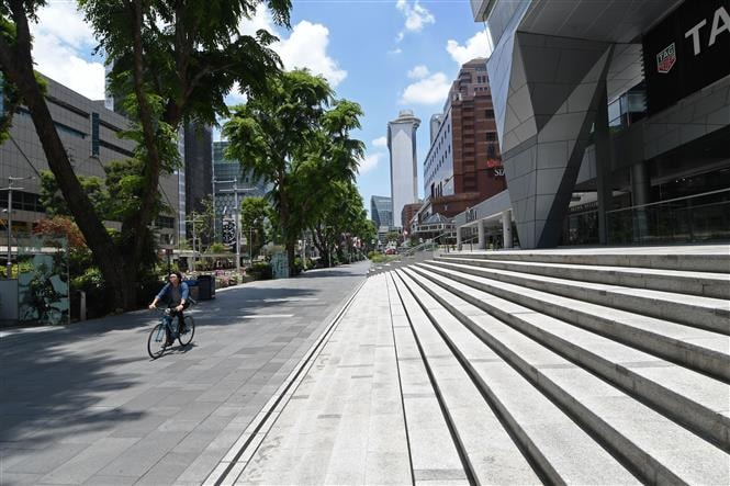  Giao thông thưa thớt tại một tuyến phố ở Singapore khi lệnh cách ly xã hội được ban hành do dịch COVID-19 ngày 31/3/2020. Ảnh: THX/TTXVN