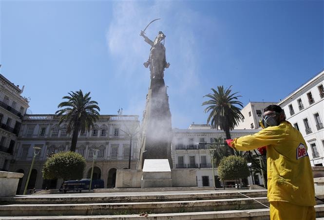  Phun thuốc khử trùng đường phố thủ đô Algiers, Algeria nhằm ngăn dịch COVID-19 lây lan, ngày 30/3/2020. Tính đến ngày 17/4, Algeria có 2.418 ca nhiễm COVID-19 và 364 ca tử vong. Ảnh: THX/TTXVN