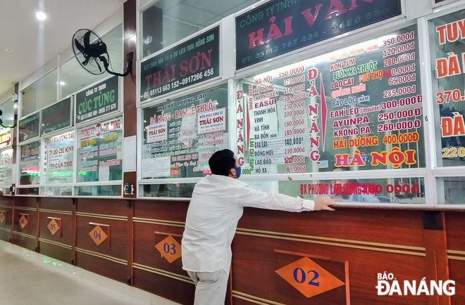 Khu vực phòng vé thưa thớt người.