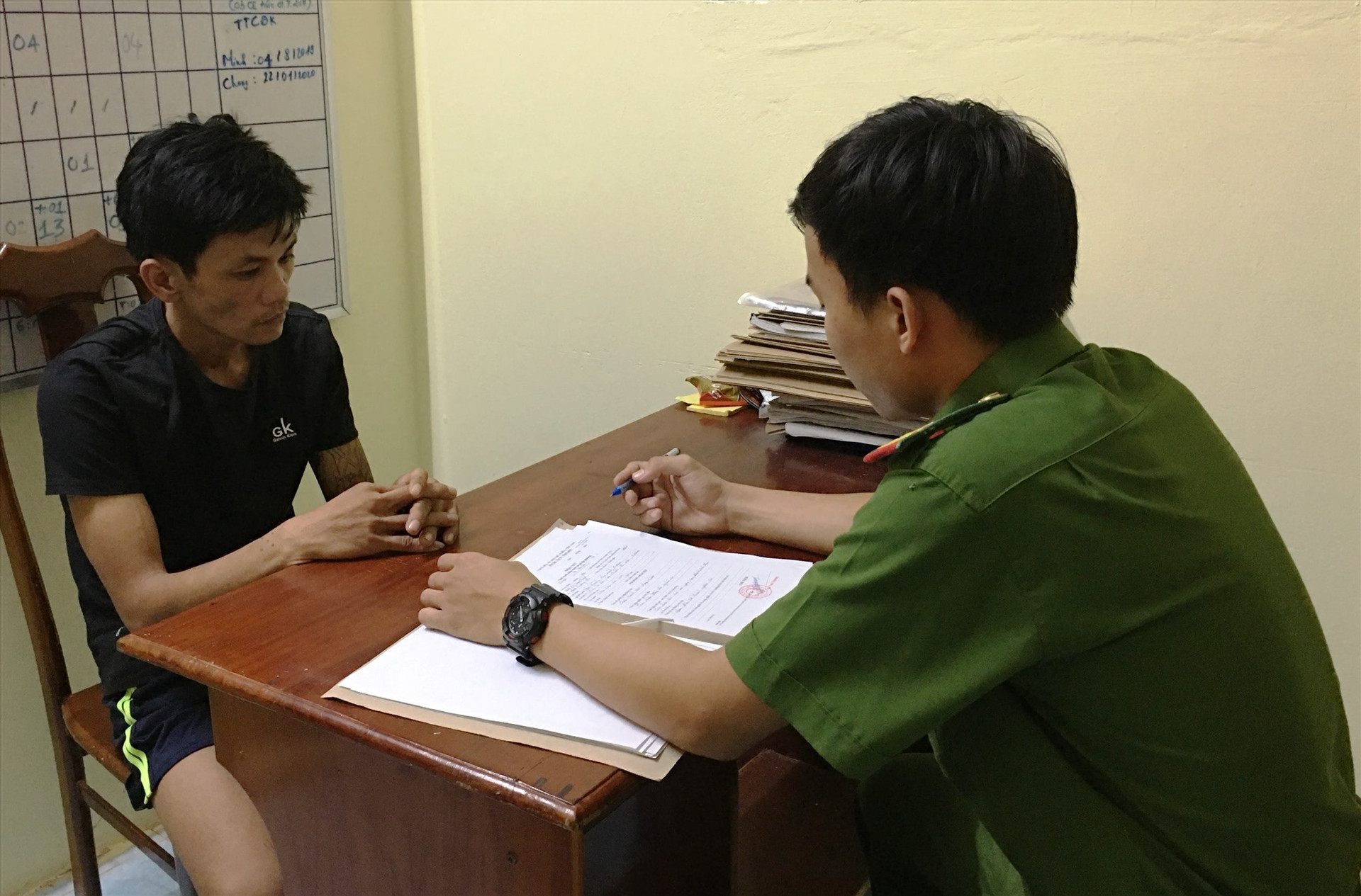 Công an huyện Phú Ninh tiến hành làm việc với đối tượng sau khi đầu thú. Ảnh: H.C