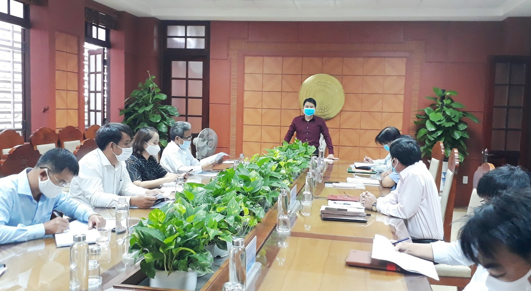 Phó Chủ tịch UBND tỉnh Trần Văn Tân yêu cầu khẩn trương thực hiện nghiêm túc, đầy đủ các biện pháp phòng chống dịch để học sinh đi học an toàn. Ảnh: X.P