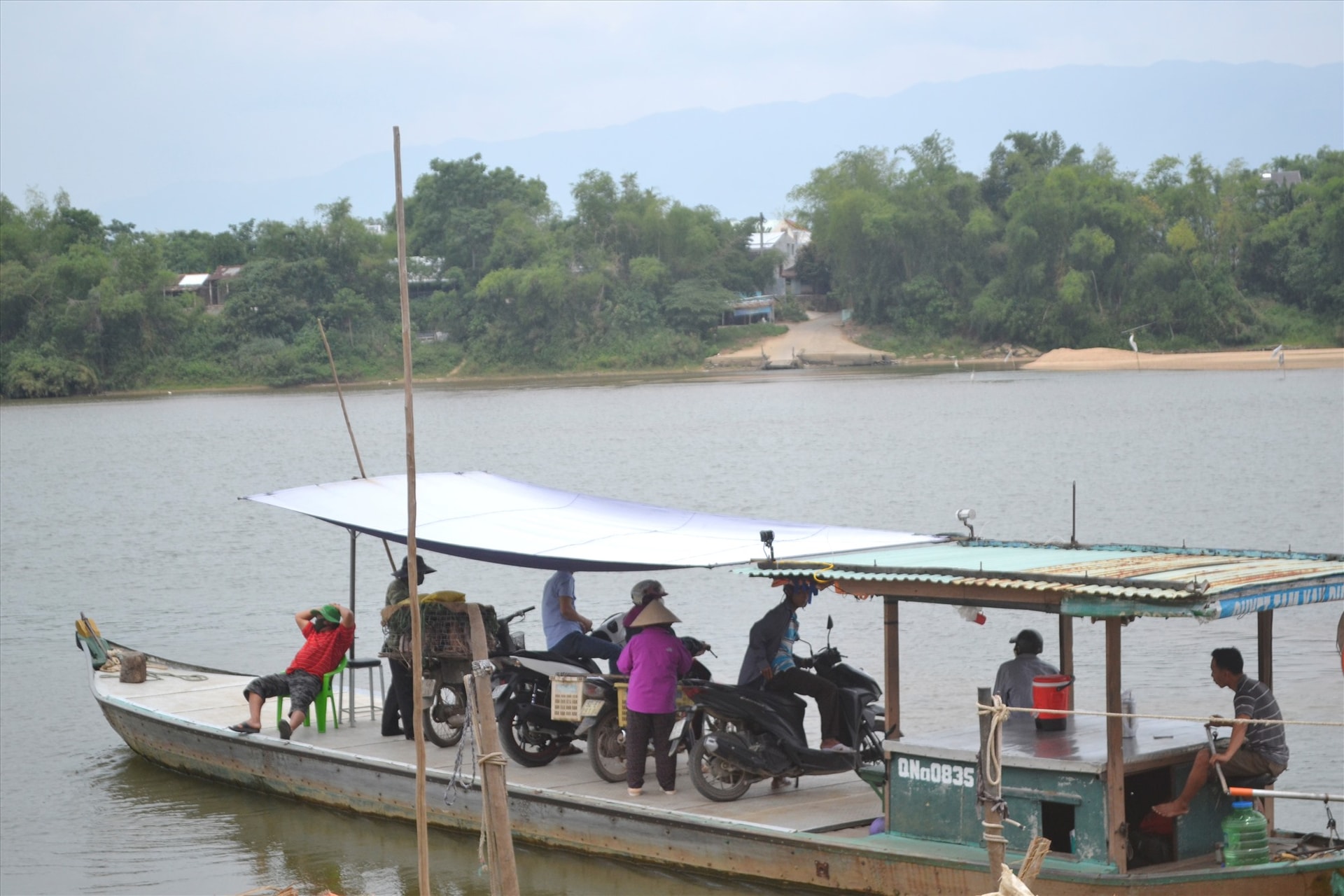 Đò ngang Duy Tân (Duy Xuyên) chỉ mới huy động một phương tiện phục vụ hành khách.