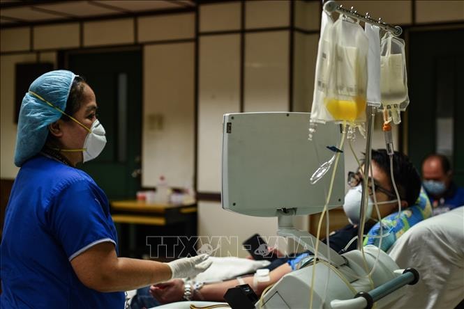 Nhân viên y tế chăm sóc bệnh nhân nhiễm COVID-19 tại một bệnh viện ở Manila, Philippines, ngày 22/4/2020. Ảnh: AFP/TTXVN
