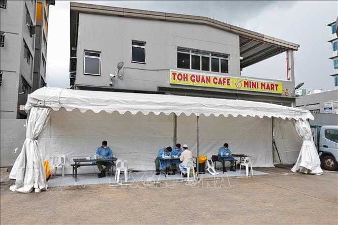 Kiểm tra sức khỏe cho lao động nước ngoài tại ký túc xá Toh Guan ở Singapore, ngày 8/4/2020. Ảnh: THX/TTXVN