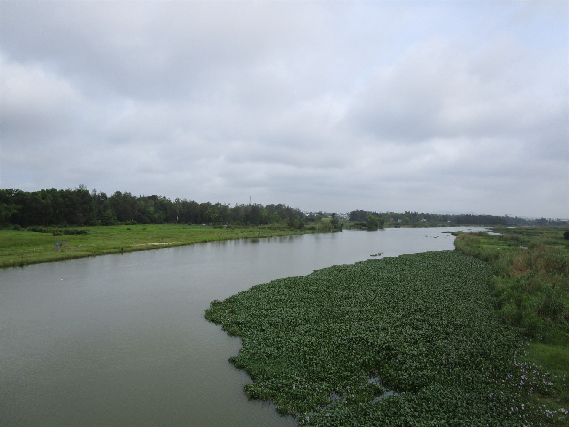 Một đoạn sông chảy qua làng Quảng Phú. Ảnh: PHÚ BÌNH