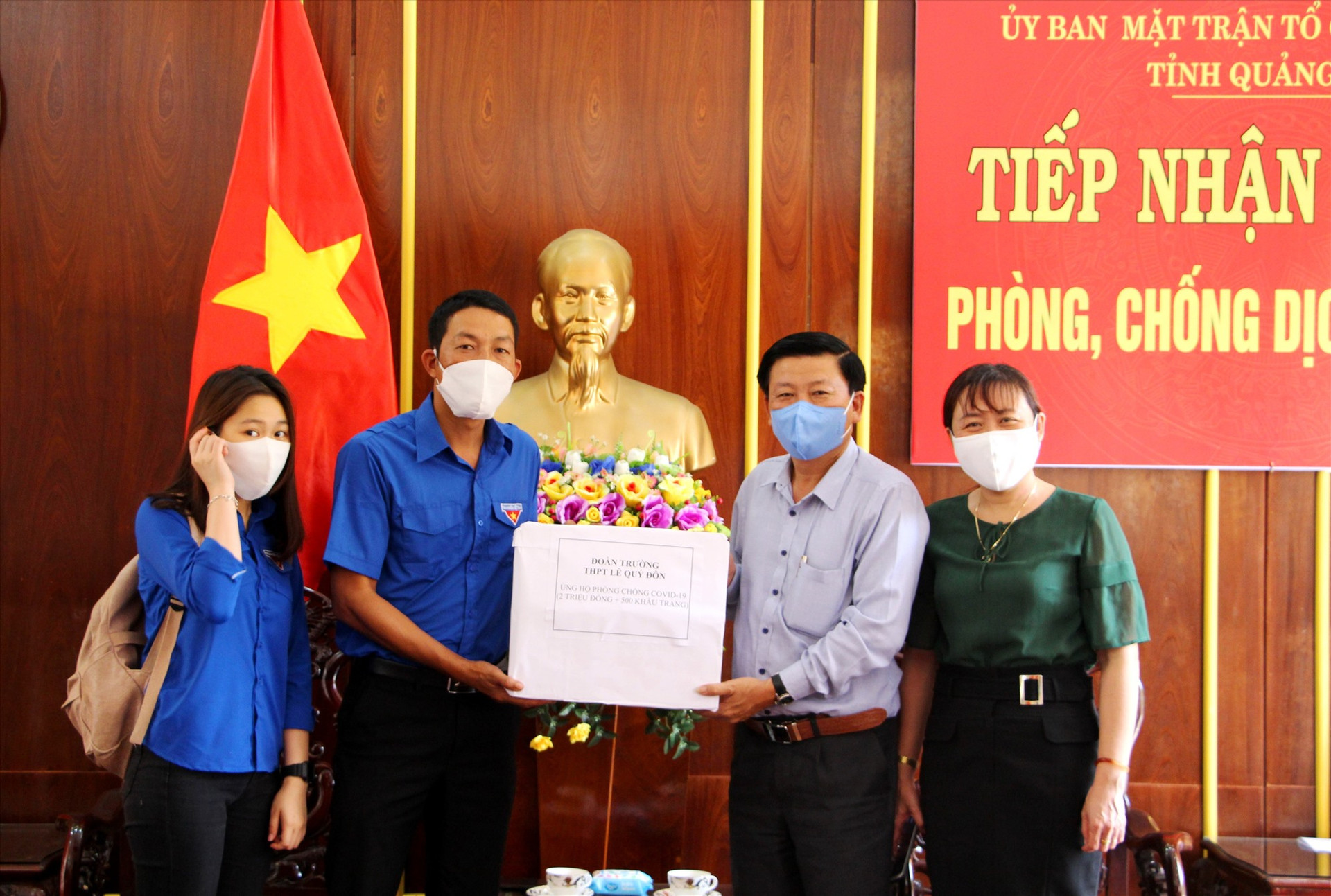Đại diện Đoàn trường THPT Lê Quý Đôn ủng hộ phòng chống dịch Covid-19 tại Ủy ban MTTQ Việt Nam tỉnh. Ảnh: Đ.N
