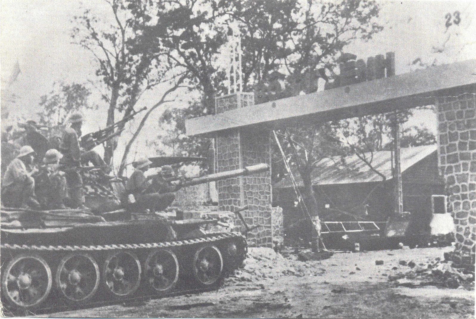 Quân Giải phóng đánh chiếm Bộ Tư lệnh Sư đoàn 23 ngụy (Ảnh tư liệu).