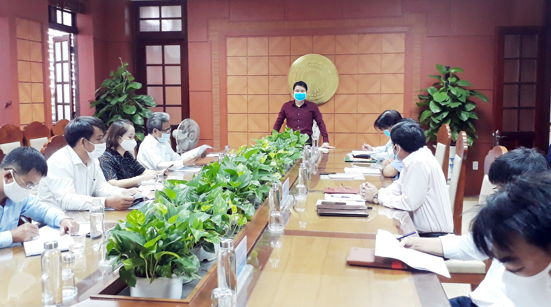 Phó Chủ tịch UBND tỉnh Trần Văn Tân yêu cầu tất cả trường học phải an toàn vệ sinh phòng dịch. Ảnh: X.P