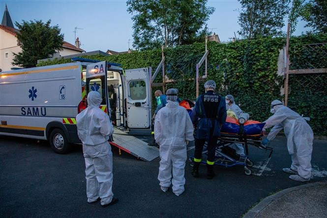Nhân viên y tế Pháp chuyển bệnh nhân COVID-19 từ một nhà dưỡng lão ở Epinay sur Seine, gần Paris tới bệnh viện, ngày 22/4/2020. Ảnh: AFP/TTXVN