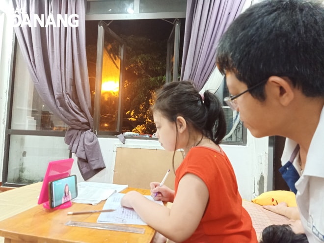 Phụ huynh tranh thủ thời gian rảnh để hỗ trợ con học tập, rèn luyện các kỹ năng tại nhà. Ảnh: HƯƠNG SEN