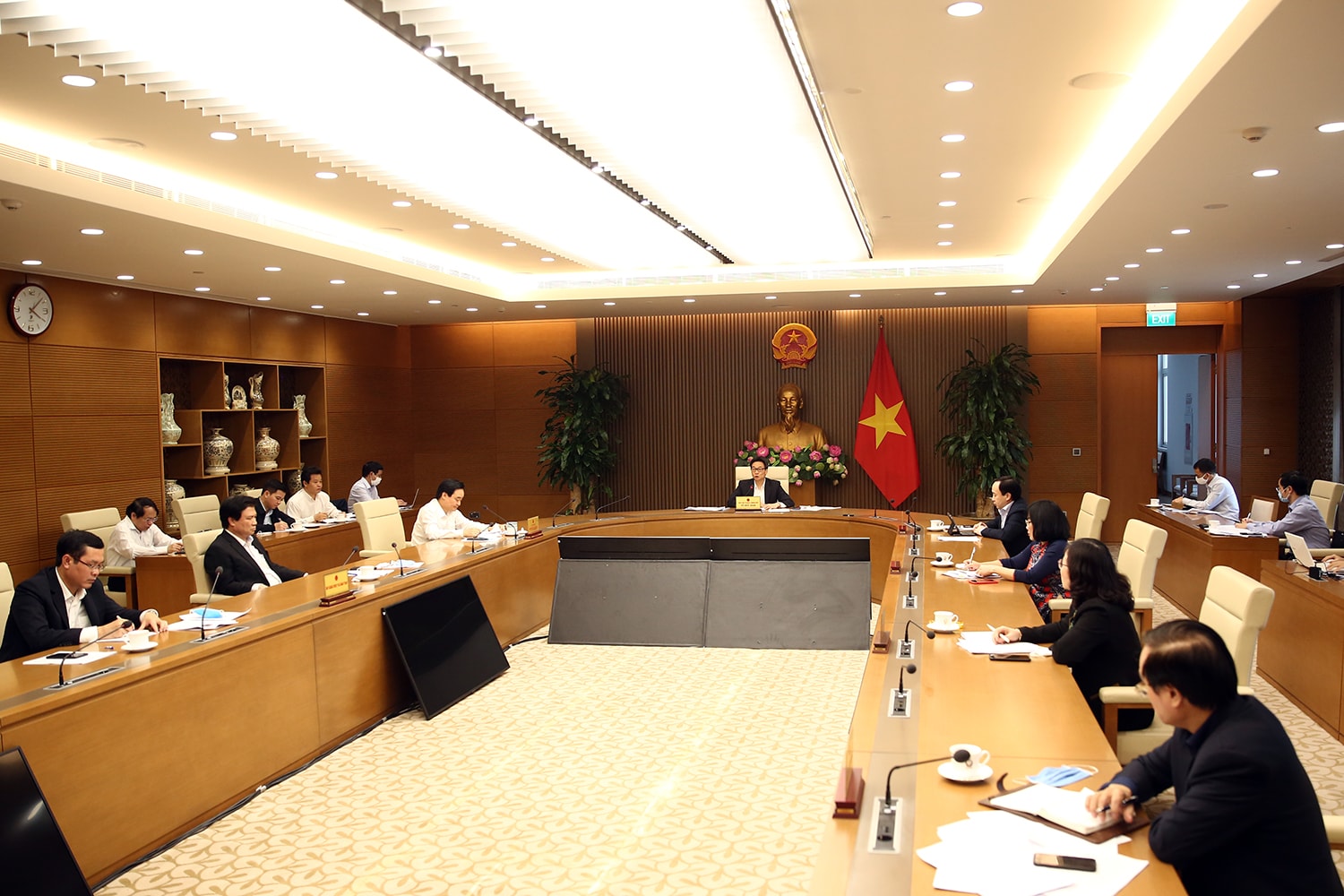 Cuộc họp bàn về phương án tuyển sinh ĐH-CĐ năm 2020, chiều 27/4. Ảnh: VGP/Đình Nam