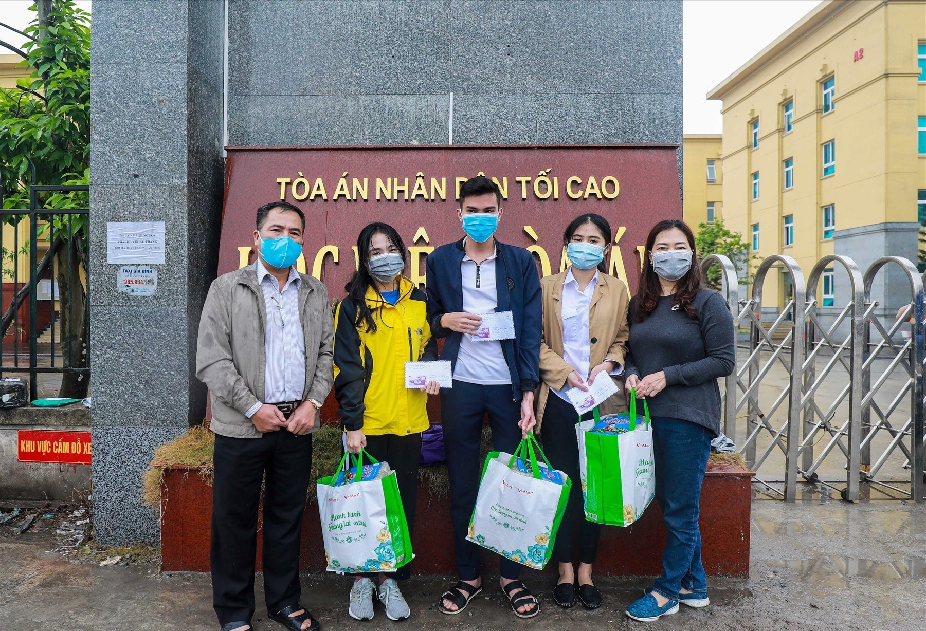 Thăm, tặng quà các sinh viên Quảng Nam đang học tập tại Học viện Tòa án (TP.Hà Nội). Ảnh: V.V