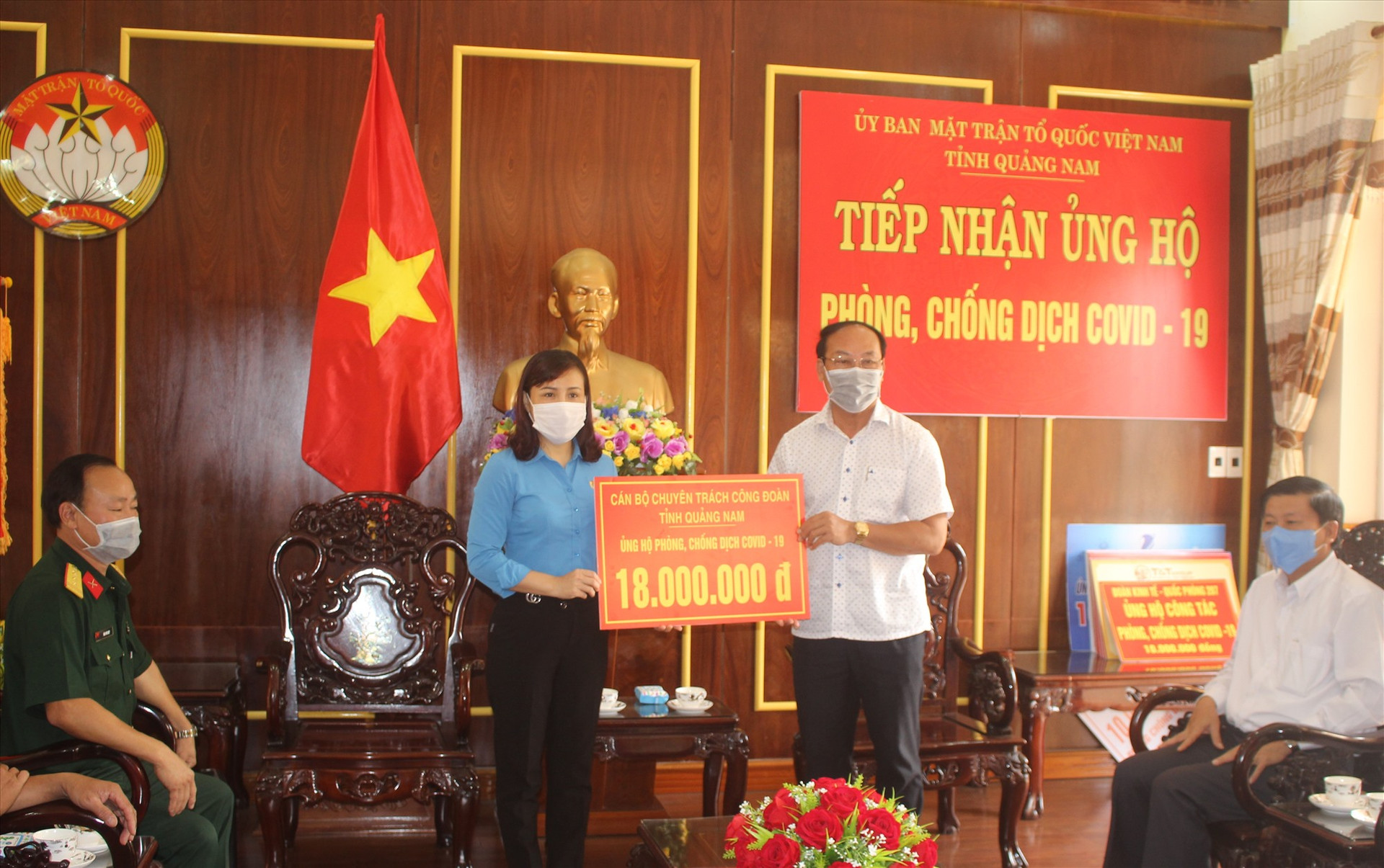 Liên đoàn Lao động tỉnh trao nguồn hỗ trợ của đơn vị cho Ủy ban MTTQ Việt Nam tỉnh. Ảnh: A.Đ
