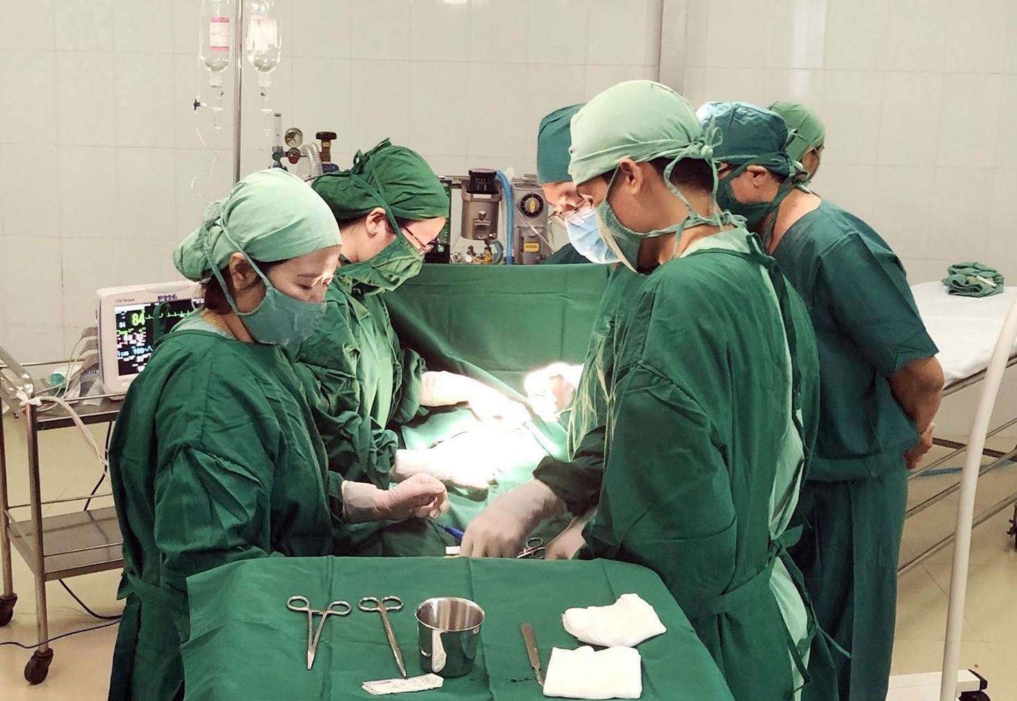 Bệnh viện Phụ sản - Nhi tỉnh thực hiện phẫu thuật cho bệnh nhi. Ảnh: Bệnh viện cung cấp
