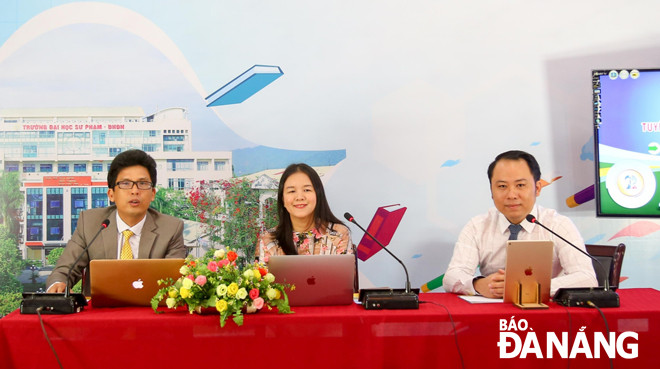 Việc tư vấn tuyển sinh trực tuyến được kỳ vọng cung cấp những thông tin cần thiết cho thí sinh trước mùa tuyển sinh đại học năm nay và phù hợp với bối cảnh Covid-19 diễn biến phức tạp. Trong ảnh: Tư vấn tuyển sinh trực tuyến tại Trường Đại học Sư phạm - Đại học Đà Nẵng. Ảnh: NGỌC HÀ