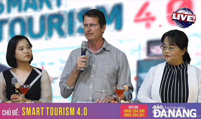 TS. Peter Nyheim (giữa) giải đáp thắc mắc của các thí sinh tại Livestream của Trường Đại học Duy Tân. Ảnh: NGỌC HÀ