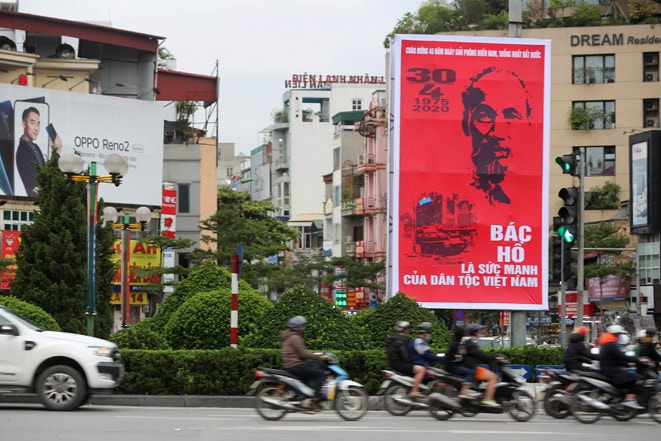Tấm pano cỡ lớn với khẩu hiệu 