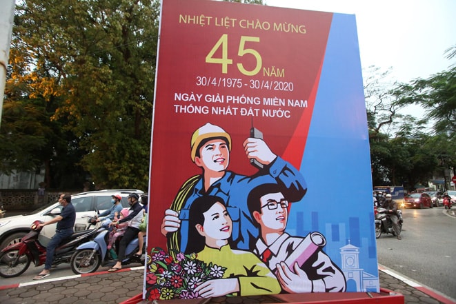 Áp phích khổ lớn với khẩu hiệu “Nhiệt liệt chào mừng 45 năm Ngày Giải phóng miền Nam, thống nhất đất nước”.