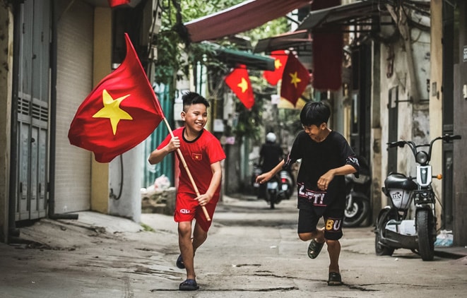 Không khí tưng bừng của ngày hội lớn hôm nay lan tỏa đến từng ngõ phố.