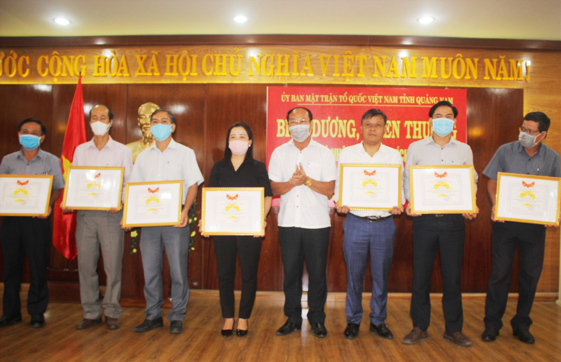 Ủy ban MTTQ Việt Nam tỉnh tặng bằng khen cho các tập thể. Ảnh: A.Đ