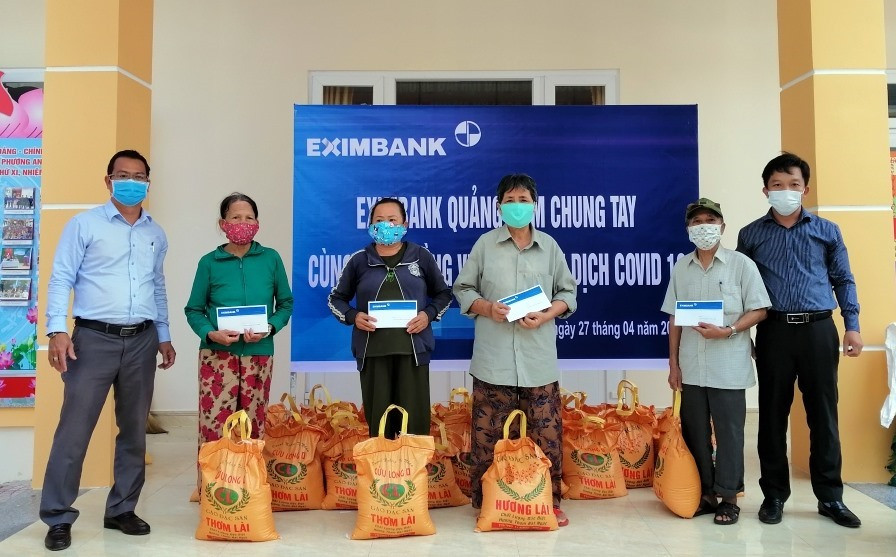 Eximbank Quảng Nam trao tặng tổng cộng 500kg gạo và hơn 10 triệu đồng cho người dân gặp khó khăn do dịch Covid-19 tại phường An Mỹ