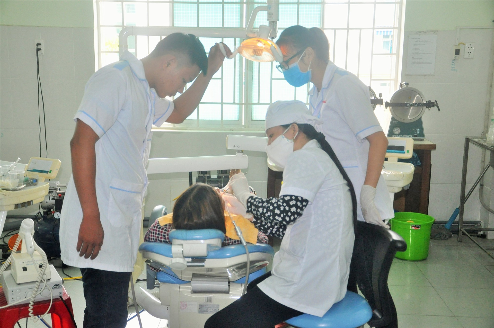 Khám chữa bệnh tại Bệnh viện đa khoa Trường Cao đẳng Y tế Quảng Nam. Ảnh: X.P