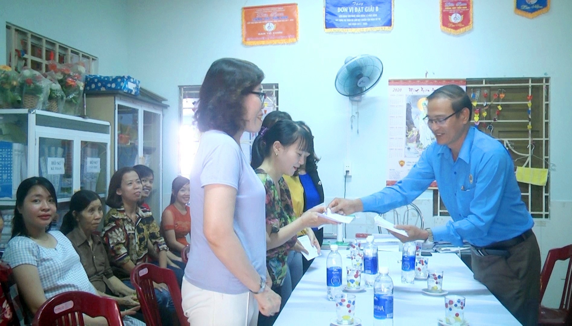 Lãnh đạo LĐLĐ tỉnh Quảng Nam Trao quà cho các cô giáo trường Mầm non tư thục Tuổi Thần Tiên. Ảnh: MT