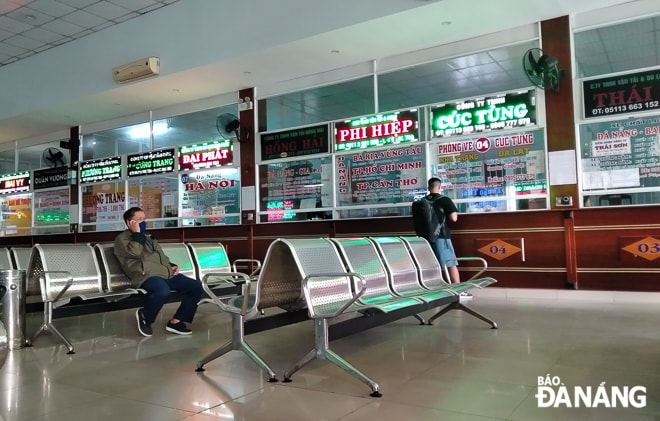 Khu vực quầy vé lác đác người mua.