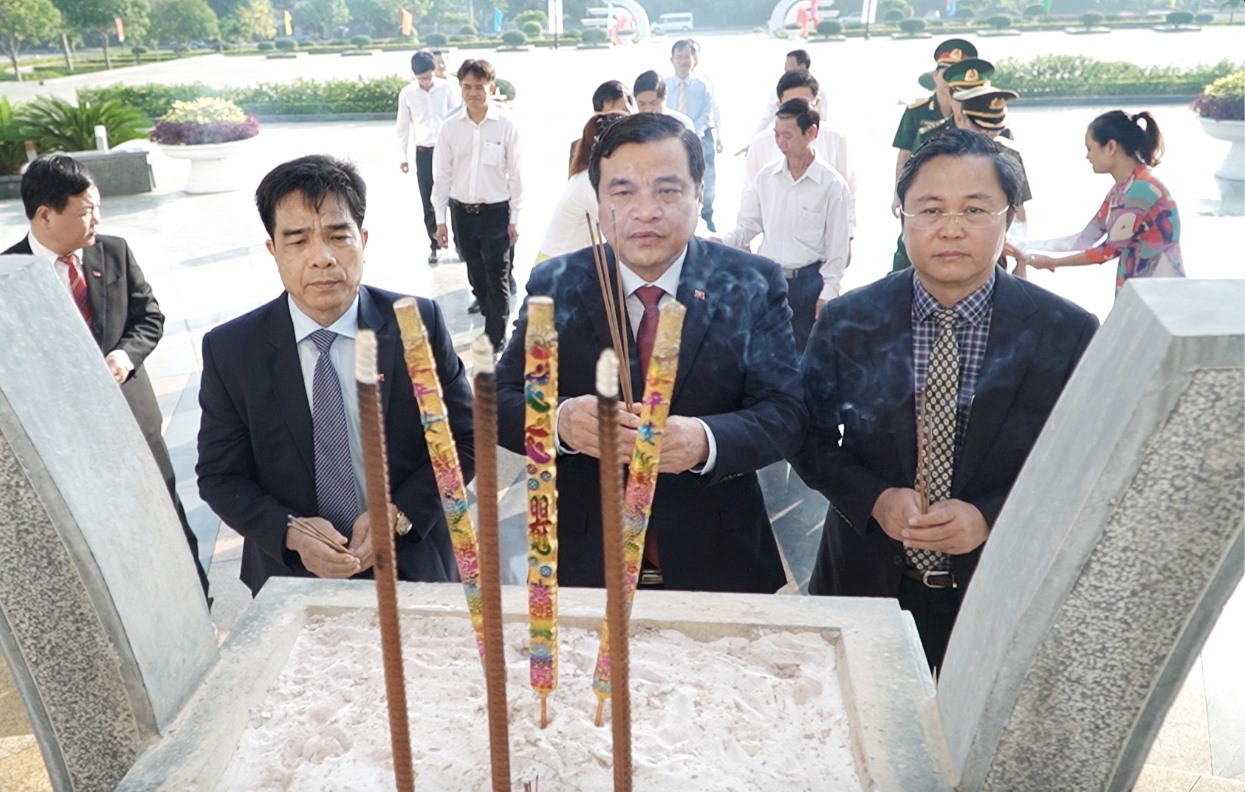 Các đồng chí lãnh đạo tỉnh viếng hương tại Nghĩa trang liệt sĩ tỉnh. Ảnh: PHAN VINH