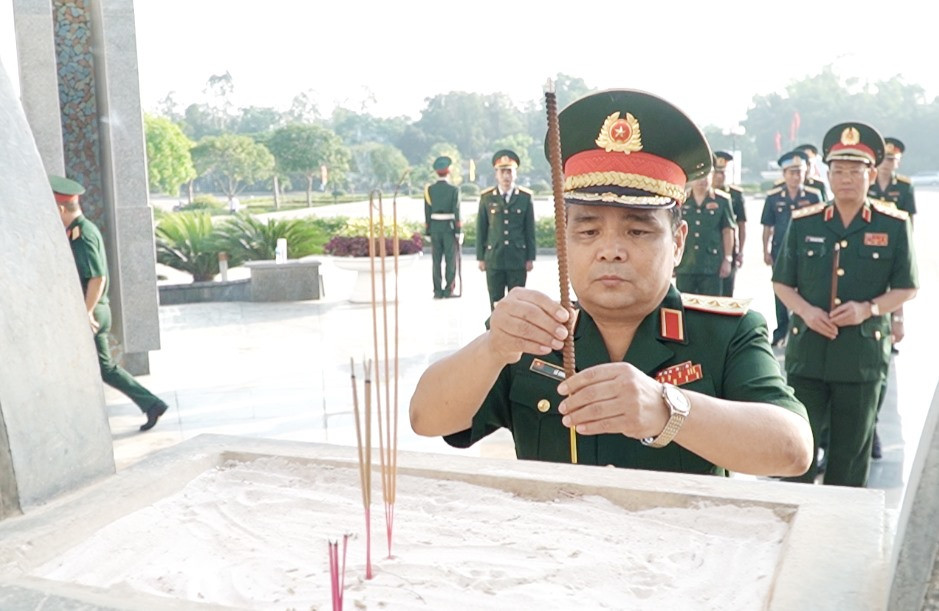 Thượng tướng Lê Chiêm - Thứ trưởng Bộ Quốc phòng viếng hương tại Nghĩa trang liệt sĩ tỉnh. Ảnh: PHAN VINH