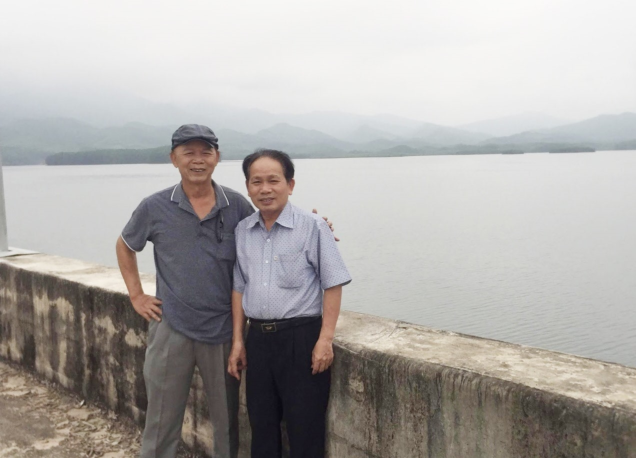 Tác giả (trái) và ông Trương Văn Mười tại hồ Khe Tân. Ảnh: T.Đ.T