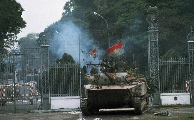 Xe tăng quân Giải phóng tiến vào Dinh Độc lập trưa 30.4.1975. (Ảnh tư liệu)