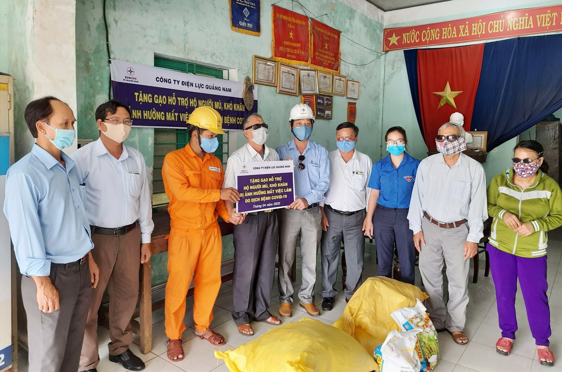 Công ty Điện lực Quảng Nam (PC Quảng Nam) phối hợp Hội Người mù tỉnh đến hỗ trợ gạo cho 138 hội viên người mù trên toàn tỉnh (mỗi suất 20kg gạo).