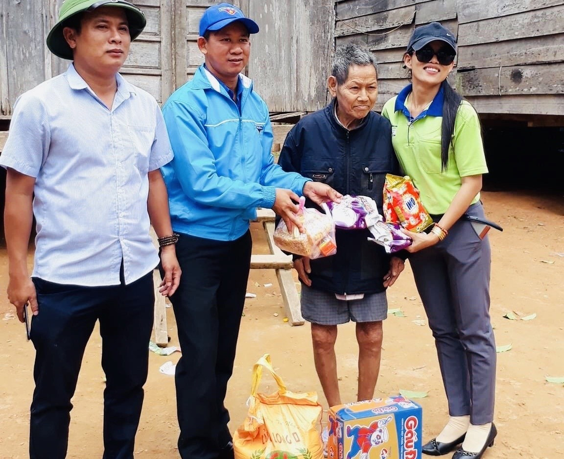 Đoàn xã Bình Trung đến tận nhà để trao quà cho các hoàn cảnh khó khăn