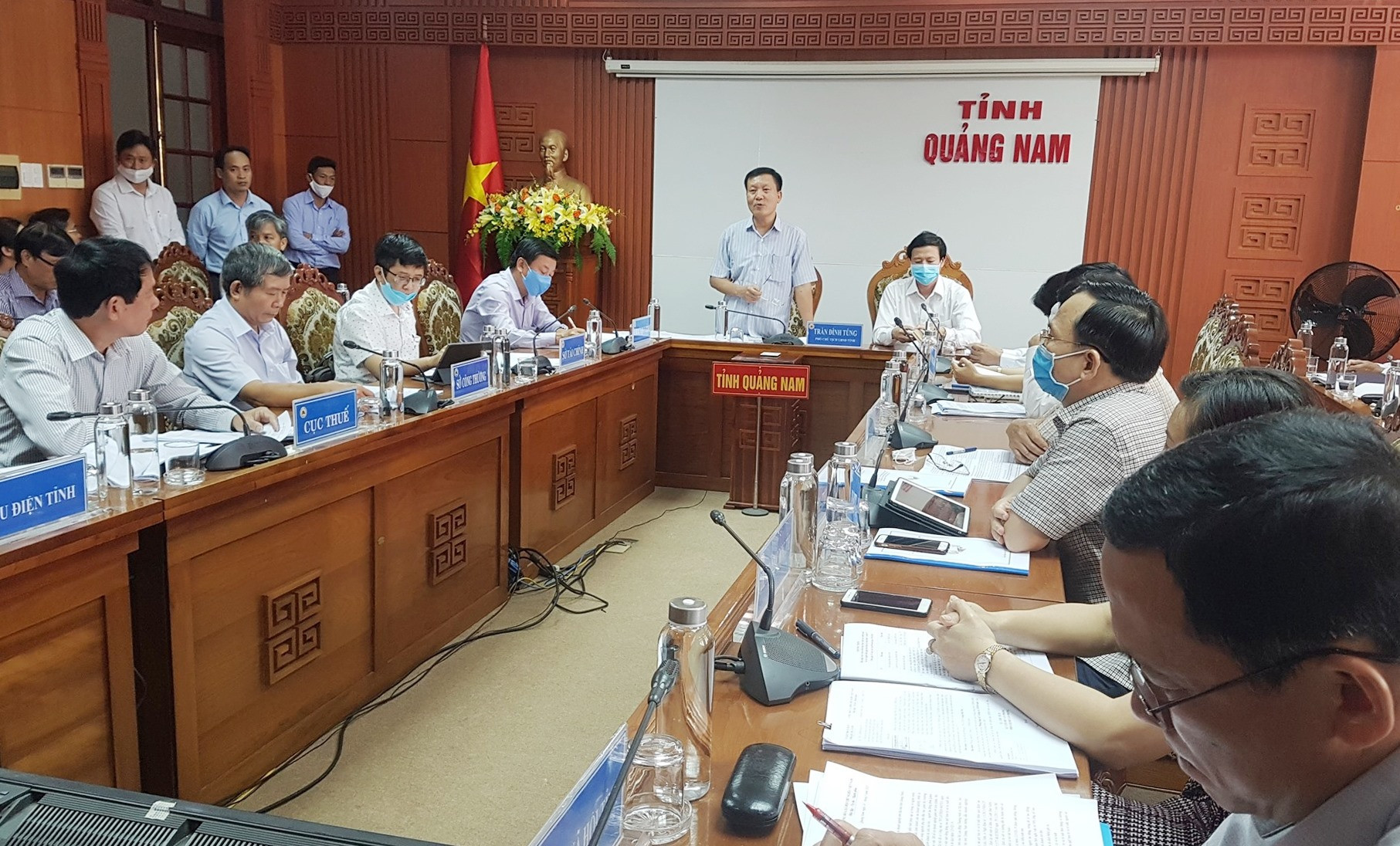 Cuộc họp triển khai thực hiện Nghị quyết 42 do Phó chủ tịch UBND tỉnh Trần Đình Tùng chủ trì vào sáng ngày 29.4. Ảnh: D.L