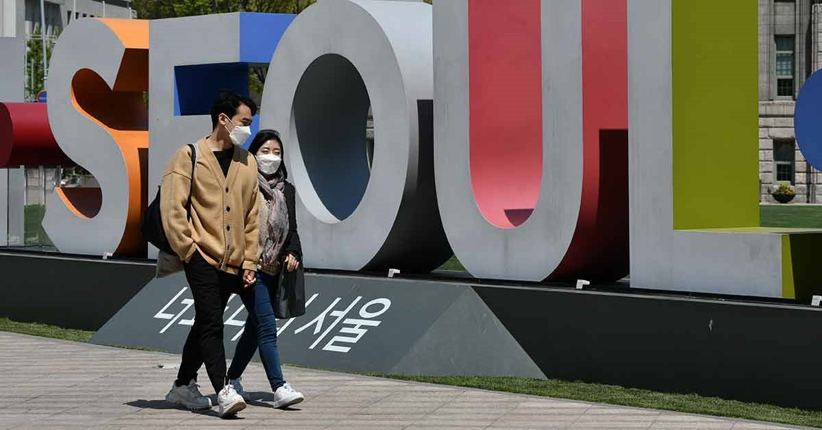Người dân Hàn Quốc thường xuyên đeo khẩu trang khi ra ngoài trong mùa dịch Covid-19. Ảnh: AFP