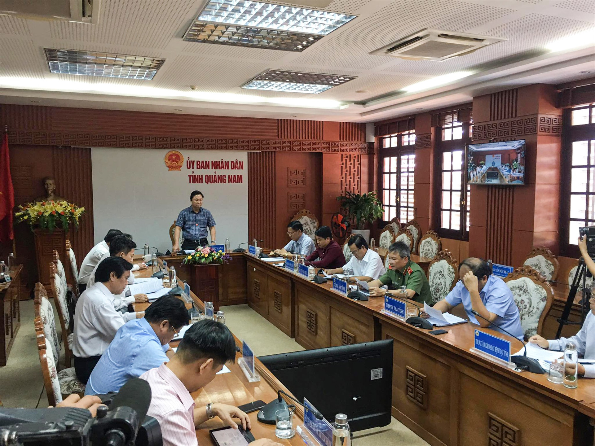 Chủ tịch UBND tỉnh Lê Trí Thanh cho hay, do phóng viên đăng ký dự cuộc họp quá đông nên phải tổ chức theo dõi trực tuyến tại hội trường UBND tỉnh.
