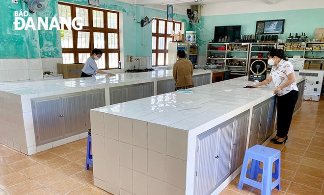 Giáo viên, nhân viên Trường THPT Hoàng Hoa Thám dọn dẹp vệ sinh tại phòng chức năng của trường. Ảnh: N.P