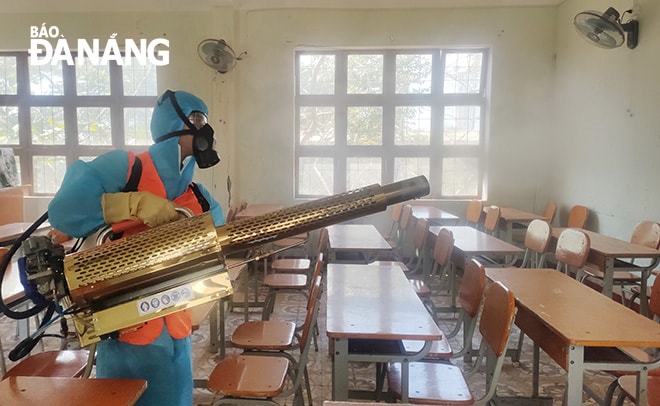 Trường THPT Hoàng Hoa Thám tiến hành phun thuốc khử trùng trước khi đón học sinh trở lại lớp. Ảnh: N.P